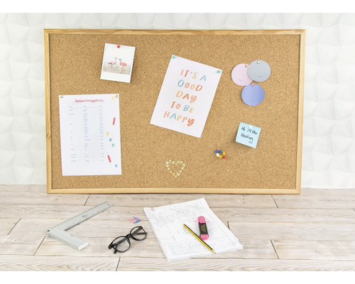 Prikbord met notities, foto''s en kantoorartikelen