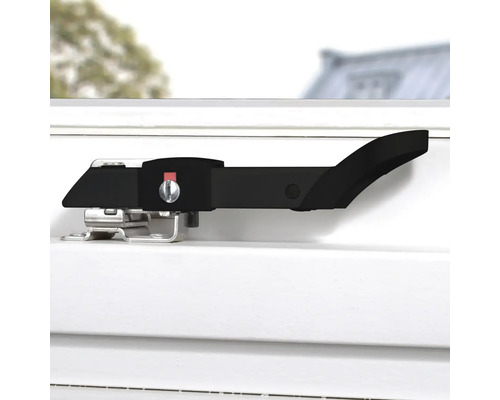 Metalen raamgrendel met zwarte handgreep gemonteerd op een raam