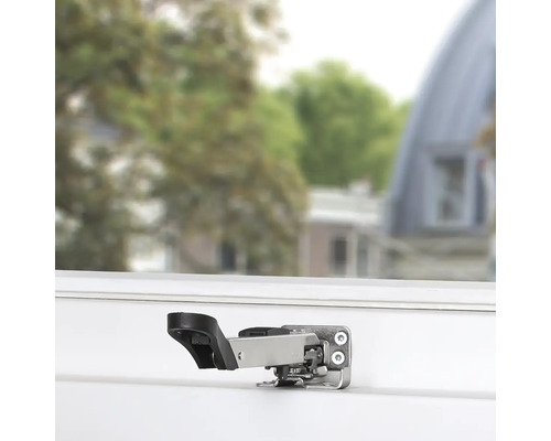 Metalen raamkruk op het raamkozijn