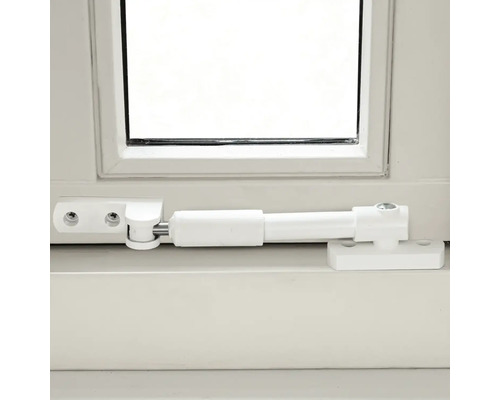 Venster met raamhaak ter beveiliging