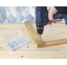 Accuboormachine bij het vastschroeven van hout en een schroevendoos