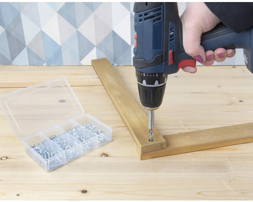 Accuboormachine bij het vastschroeven van hout en een schroevendoos