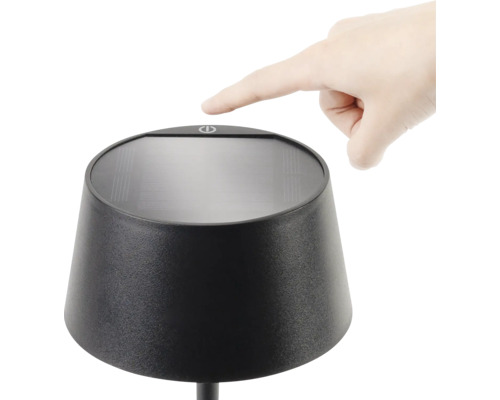 Zonnepaneellamp wordt met een vinger aangezet