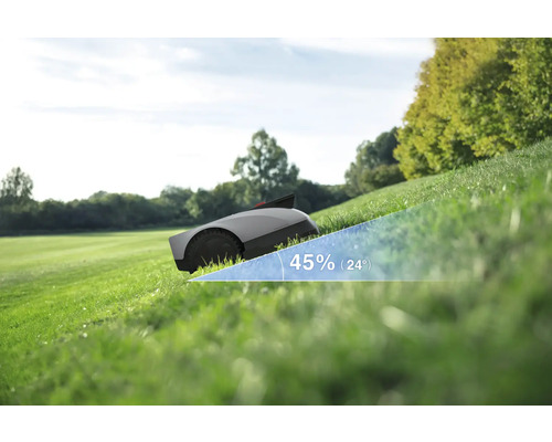 Robotmaaier die een heuvel maait met een helling van 45 procent