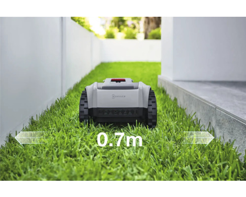 Een gazonrobot op een gazon met een breedte van 0,7 meter.