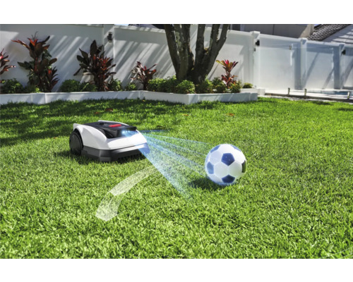Robotmaaier met obstakeldetectie op gazon met voetbal