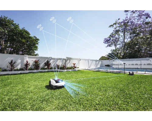 Robotmaaier met satellietverbinding op een gazon