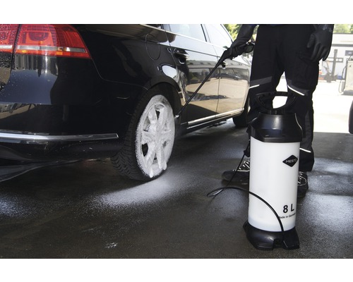 Een auto wordt gereinigd met een drukspuit van 8 liter.