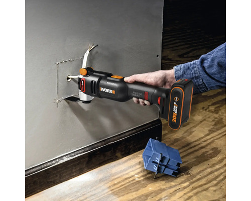 WORX multifunctioneel gereedschap bij het snijden van een metalen plaat