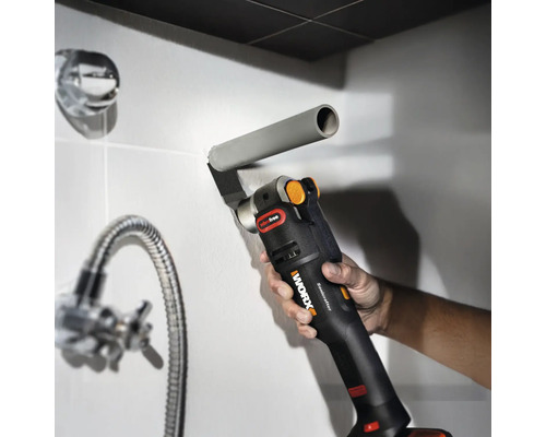 Een multifunctioneel gereedschap snijdt een pijp in een badkamer.