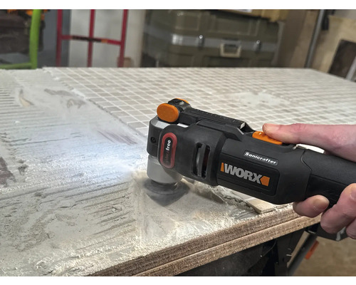 Worx Sonicrafter multifunctioneel gereedschap in gebruik op tegels