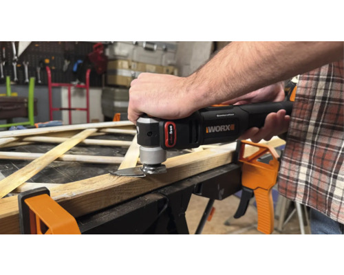Man snijdt hout met een oscillerende multitool van Worx