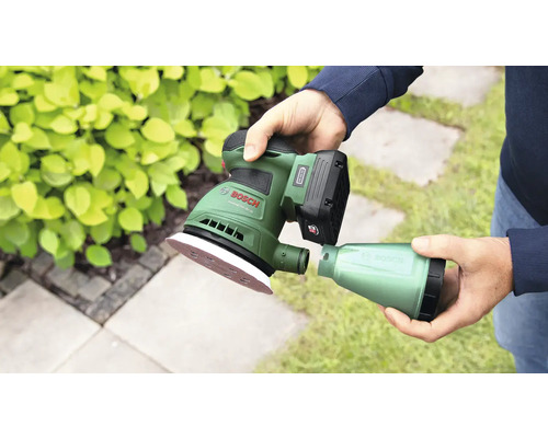Accuschuurmachine met stofreservoir in de hand