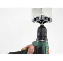 Een boormachine bevestigt een hekpaal.