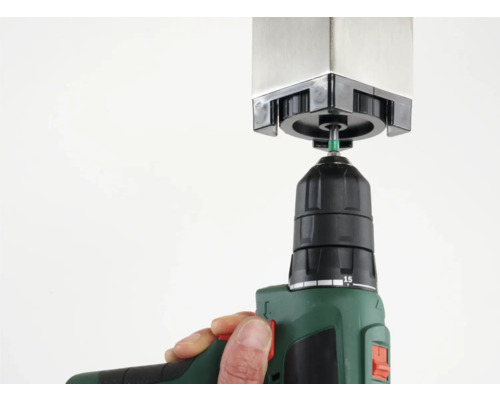 Een boormachine bevestigt een hekpaal.