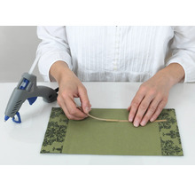 Knutselen met lijmpistool en decoratief papier
