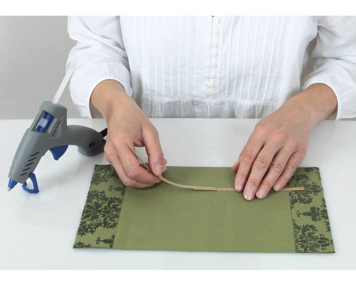 Knutselen met lijmpistool en decoratief papier