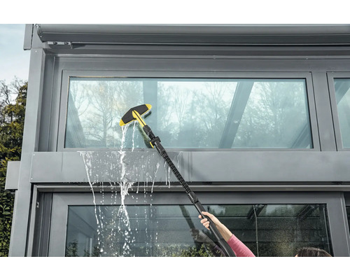 Raamreiniging met raamwisser op een serre