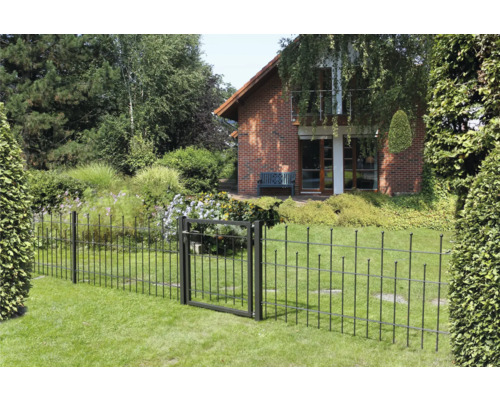 Tuinscene met metalen hek en tuinpoort voor een woonhuis