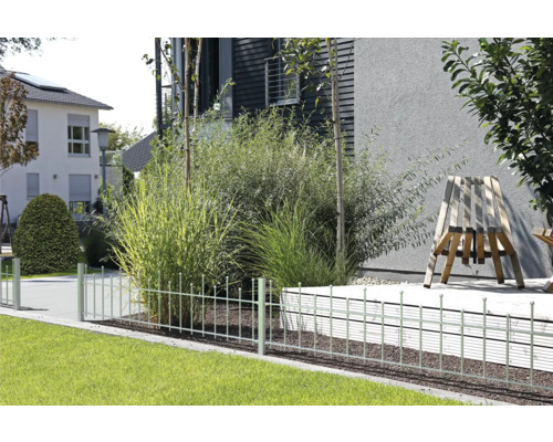Metalen hek in de tuin om het gazon af te bakenen
