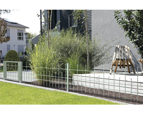 Tuinscene met hek, poort en beplanting