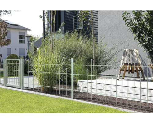 Metalen tuinomheining en tuinpoort voor een huis