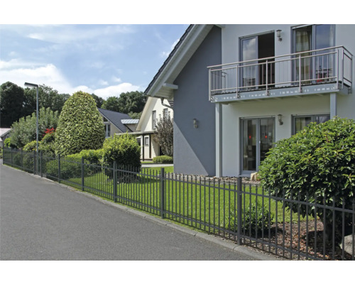 Vrijstaand huis met metalen hek aan de straatkant