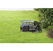 Robotmaaier met laadstation op gazon