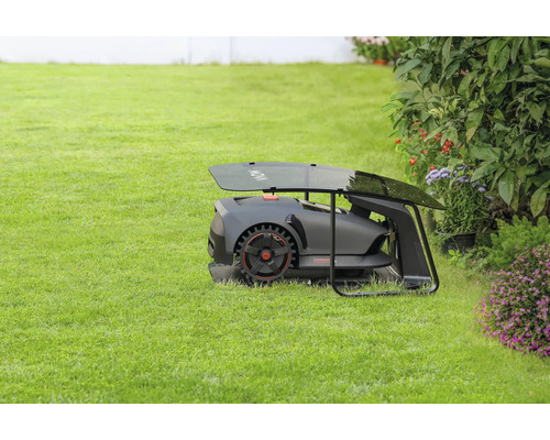 Robotmaaier met laadstation op gazon