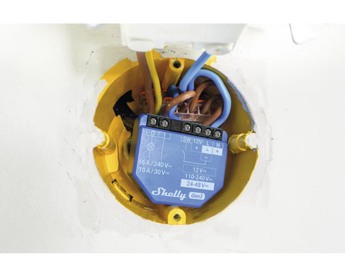 Elektrische schakelaar in gele aansluitdoos met kabels