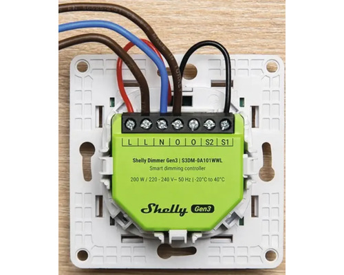 Shelly Dimmer 3e generatie met aangesloten kabels op een witte montageplaat