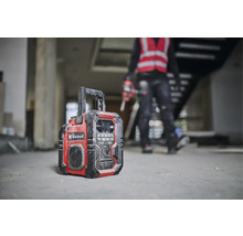 Een bouwradio van het merk Einhell staat op de grond van een casco.