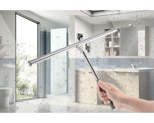 Hand die een raamwisser vasthoudt om een douchecabine in de badkamer schoon te maken.