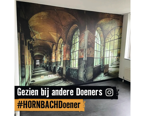 Wandbekleding met antiek gebouwmotief in de kamer