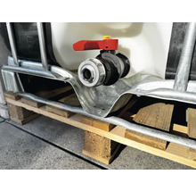 Detailopname van een IBC-container met uitloopkraan op een houten pallet