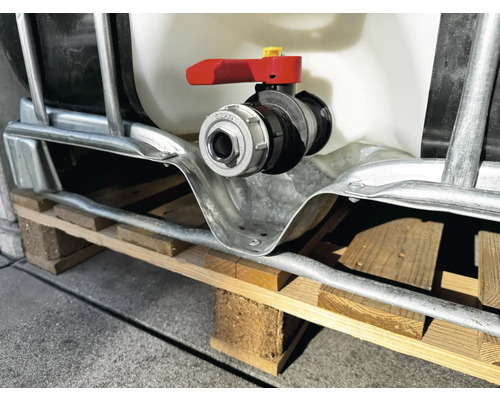 Detailopname van een IBC-container met uitloopkraan op een houten pallet