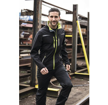 Man draagt een softshell jack en een werkbroek