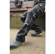 Persoon met werkbroek en veiligheidsschoenen