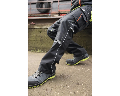 Persoon in werkkleding met werkbroek en veiligheidsschoenen