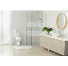 Lichte badkamer met douche, toilet, wastafel en spiegel