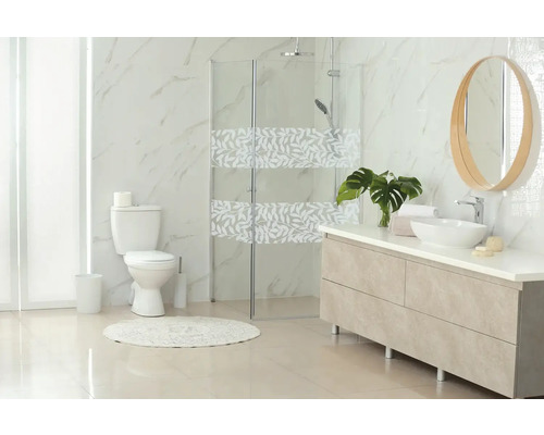 Lichte badkamer met douche, toilet, wastafel en spiegel