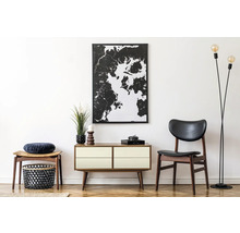 Woonkamer met dressoir, stoel, lamp en decoratie