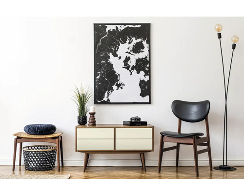 Woonkamer met dressoir, stoel, lamp en decoratie