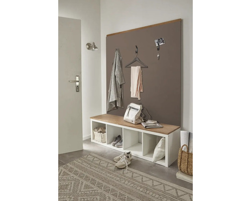 Hal met garderobepaneel, zitbank met opbergruimte, tapijt en decoratie