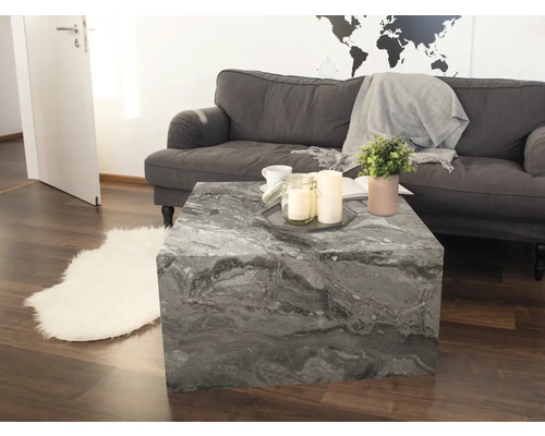 Woonkamer met grijze bank en vierkante salontafel in marmerlook