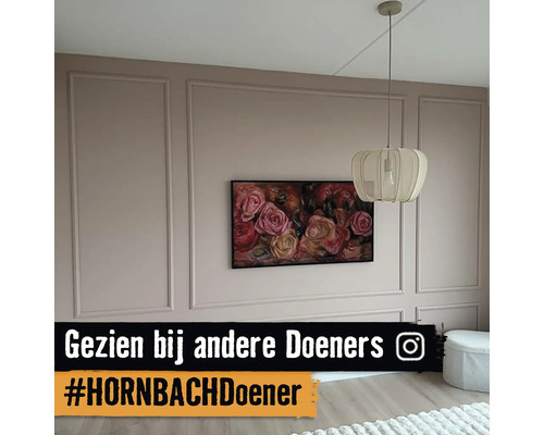 Kamer met wandpanelen, schilderij en hanglamp
