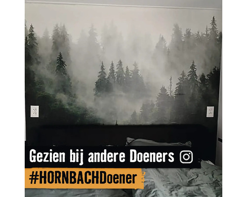 Slaapkamer met een fotobehang met bosmotief