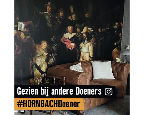 Woonkamer met muurschildering en bruine leren bank