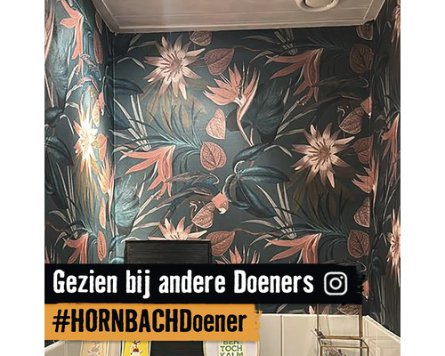 Wanddecoratie met bloemenbehang in de badkamer