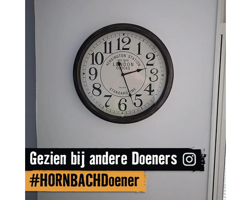 Wandklok met Romeinse cijfers op een witte wijzerplaat